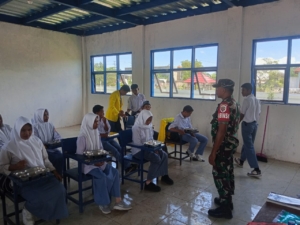 Babinsa Dampingi Program Makan Bergizi Gratis di SMK Rum Inovasi Jereweh