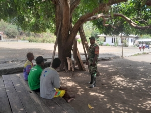 Babinsa Kodim 1602/Ende Terus Perkuat Kamtibmas Lewat Komsos dan Pamwil di Kecamatan Kotabaru