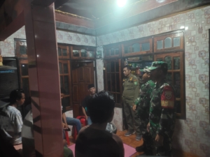 Koramil Donggo Laksanakan Pemantauan Situasi dan Sholat Isya Berjamaah di Desa Rora