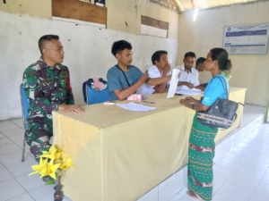 Babinsa Kodim 1613/Sumba Barat Hadir di Tengah Warga Saat Pembagian PKH