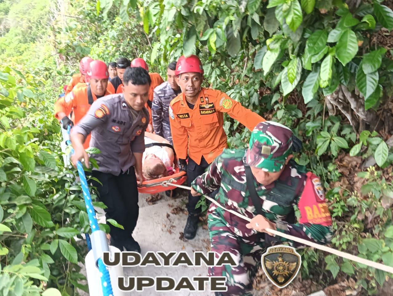 Aparat Gabungan Di Nusa Penida Gelar Evakuasi WNA Tergelincir Di Obyek Wisata Atuh Beach