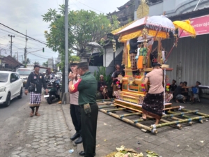 Babinsa Blahbatuh Bersama Pecalang dan Bhabinkamtibmas Amankan Prosesi Ngaben di Desa Bedulu