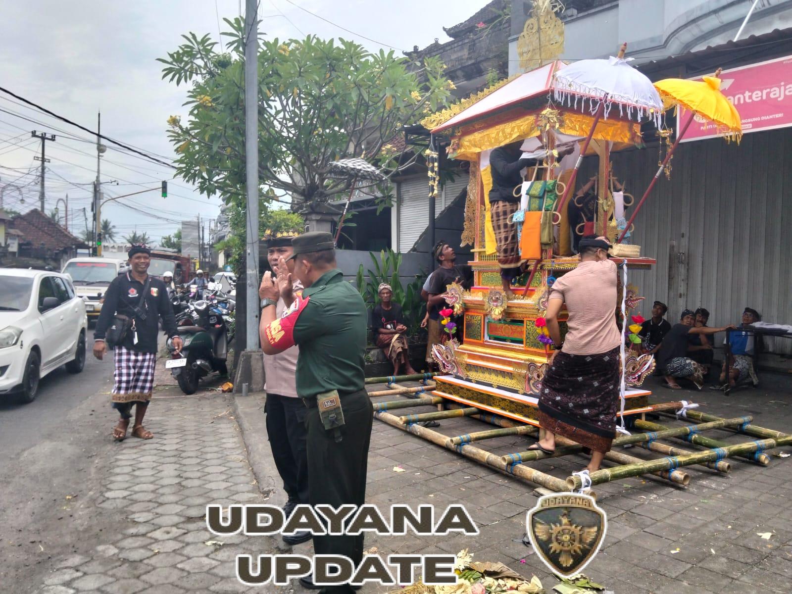 Babinsa Blahbatuh Bersama Pecalang dan Bhabinkamtibmas Amankan Prosesi Ngaben di Desa Bedulu