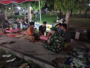 Langkah Tegap Babinsa Kopka Fansuri Menyusuri Malam, Pastikan Taliwang Tetap Aman dan Kondusif