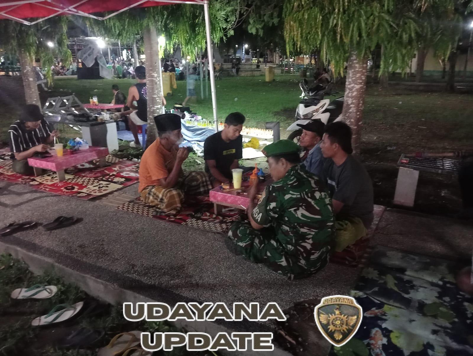 Langkah Tegap Babinsa Kopka Fansuri Menyusuri Malam, Pastikan Taliwang Tetap Aman dan Kondusif