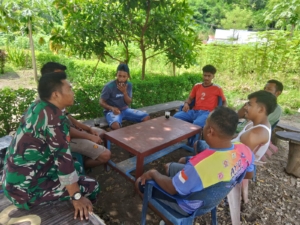 Babinsa Koramil 1602-04/Maurole Laksanakan Komsos dan Pamwil di Desa Aewora