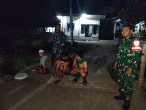Ciptakan Situasi Aman Di Lombok Tengah, Babinsa Rutin Patroli Malam