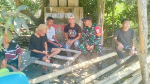 Babinsa Koramil 1602-03/Detusoko Tingkatkan Komsos dan Pamwil di Desa Taniwoda