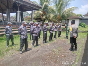 Dukung peningkatan kapasitas Linmas, Babinsa 1623-04/Sidemen berikan latihan PBB.