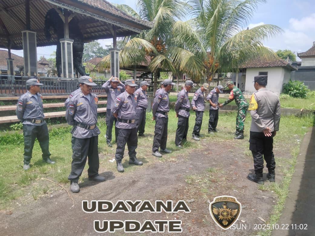 Dukung peningkatan kapasitas Linmas, Babinsa 1623-04/Sidemen berikan latihan PBB.