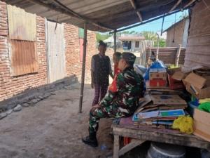 Babinsa 1628-02/Sekongkang Gelar Jumat Berkah, Bantu Lansia di Desa Binaan