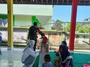 Babinsa Koramil Klungkung Dampingi Posyandu Balita Di Desa Kampung Gelgel