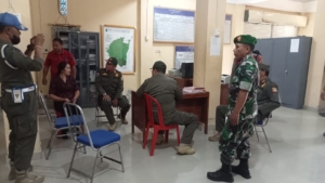 Anggota Koramil 1623-08/Kubu bersama instansi terkait laksanakan sidak Kawasan Tanpa Rokok.