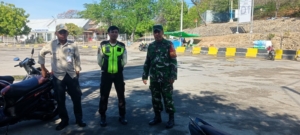 TNI AD Hadir di Tengah Masyarakat, Babinsa Poto Tano Kawal Keamanan Pelabuhan Penyeberangan