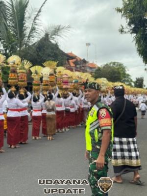 Babinsa Bona Dukung Pelestarian Budaya Lewat Pengamanan Upacara Piodalan