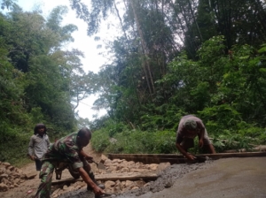 Babinsa Koramil Maurole Gotong Royong Bersama Warga Desa Watunggere Perbaiki Infrastruktur