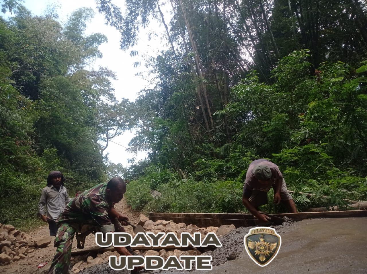 Babinsa Koramil Maurole Gotong Royong Bersama Warga Desa Watunggere Perbaiki Infrastruktur