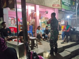 Ronda Malam Babinsa Desa Bolo Himbau Warga Jaga Kamtibmas dan Pergaulan Anak Muda