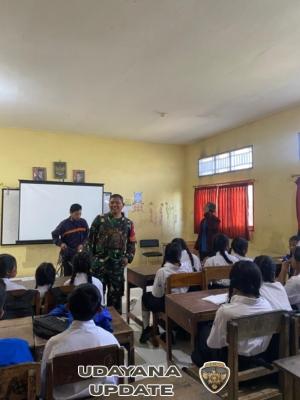 Babinsa Sukasada Damping Mahasiswa KKN Unwar Kuturan Berikan Pembinaan Karakter di SMPN Satap 3 Sukasada