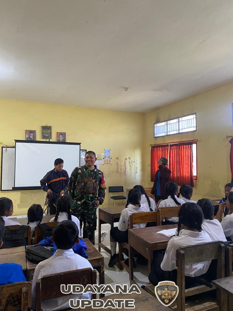 Babinsa Sukasada Damping Mahasiswa KKN Unwar Kuturan Berikan Pembinaan Karakter di SMPN Satap 3 Sukasada
