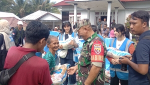 Babinsa Dampingi Pembagian Sembako Zaimah Charity di Batu Rakit