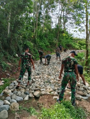 Sinergi TNI dan Rakyat: Kodim 1612 Bangun Jalan Desa di Kecamatan Cibal