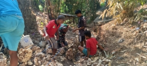 Tingkatkan Pembinaan Teritorial, Babinsa Soe Dampingi Linmas dan Pantau Pekerjaan Drainase Warga