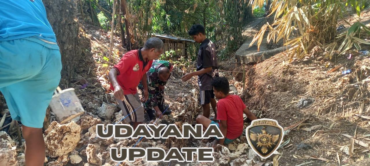 Tingkatkan Pembinaan Teritorial, Babinsa Soe Dampingi Linmas dan Pantau Pekerjaan Drainase Warga