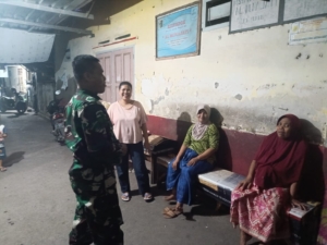 ‎Patroli Humanis Babinsa Suryawangi Wujudkan Lingkungan Aman dan Sehat di Labuhan Haji