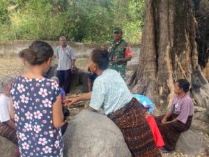 Babinsa Koramil Maurole Tingkatkan Kamtibmas Lewat Pamwil dan Komsos di Desa Tou