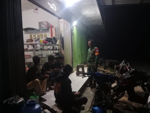 Ronda Malam di Dusun Wadu Na’e, Babinsa Ajak Warga Aktif Menjaga Lingkungan