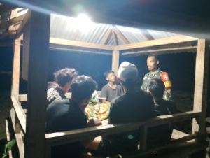 Sertu Firdaus Imbau Remaja Patuhi Jam Malam di Desa Dorokobo