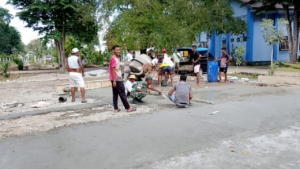 Wujudkan Kemanunggalan TNI dan Rakyat, Babinsa Koramil 1618-04/Bisel Gelar Gotong Royong di Gereja