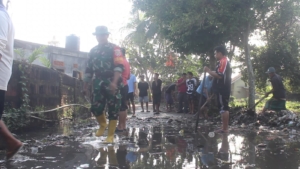 Danramil 09/Pringgarata Kerahkan Anggota, Bantu Masyarakat Atasi Saluran Air Mampet di Desa Menemeng