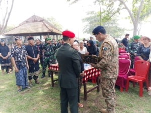 Kodim 1617/Jembrana Gelar Upacara Perabuan Militer Anggota Kopassus