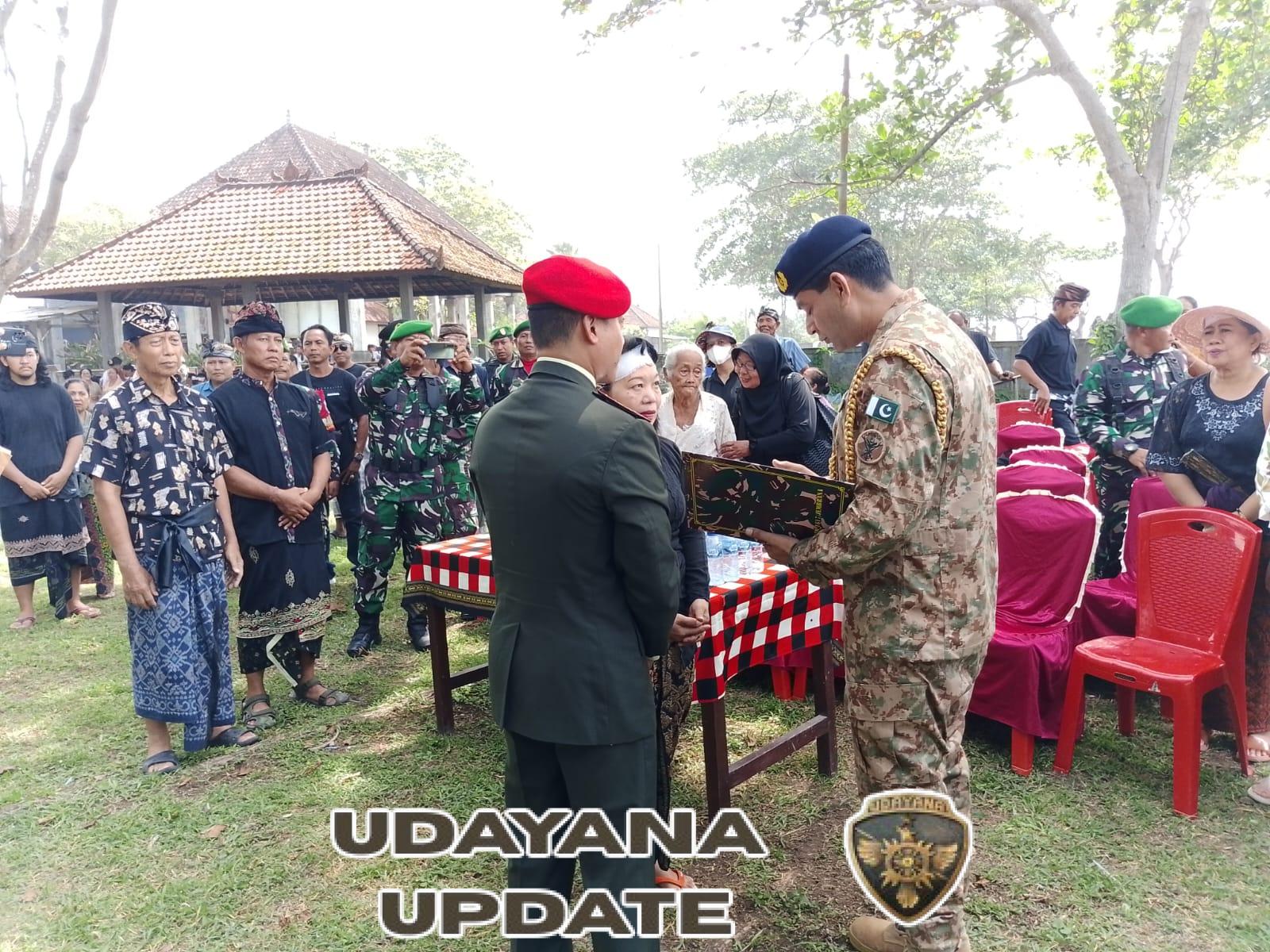 Kodim 1617/Jembrana Gelar Upacara Perabuan Militer Anggota Kopassus