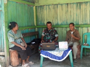 Anjangsana Kerumah Warga, Anggota Satgaster Pos Halibete II Berikan Layanan Pemeriksaan Kesehatan Gratis