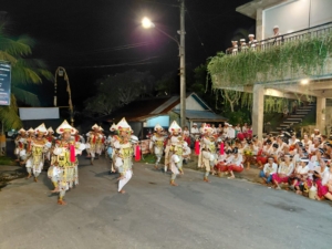 Sinergi Babinsa dan Pecalang Wujudkan Ketertiban Piodalan di Tegallalang