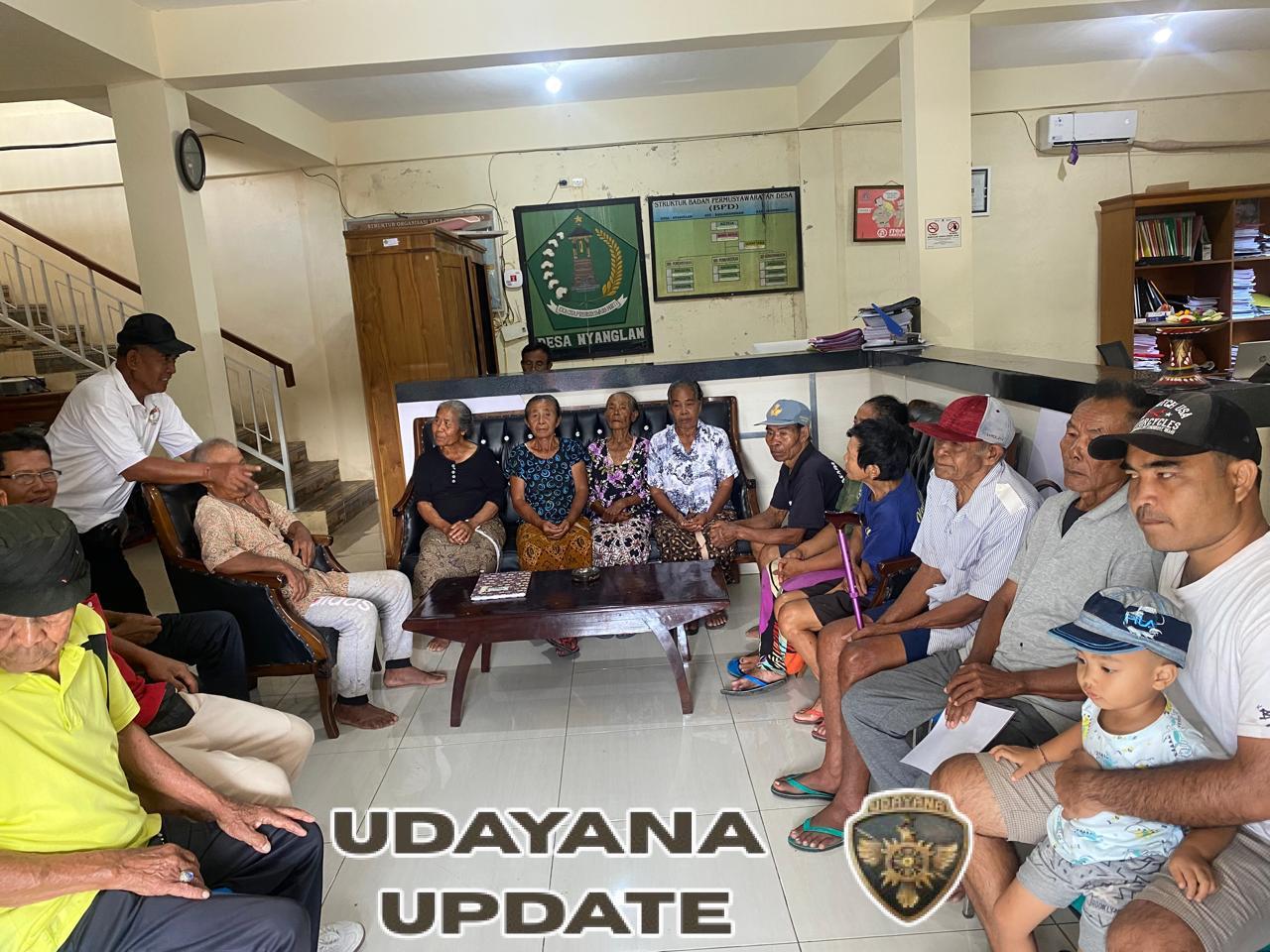 Bumdesma Kecamatan Banjarangkan Salurkan Sembako Di Nyanglan, Serda Kadek Dwi Sampaikan Apresiasi Dan Terima Kasih