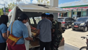 Kesigapan Prajurit Satgas Pamtas Yonarhanud 2 Kostrad Membantu Warga Hendak Melahirkan