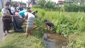 Babinsa Kusamba Pelopori Gotong Royong Pembersihan Aliran Sungai
