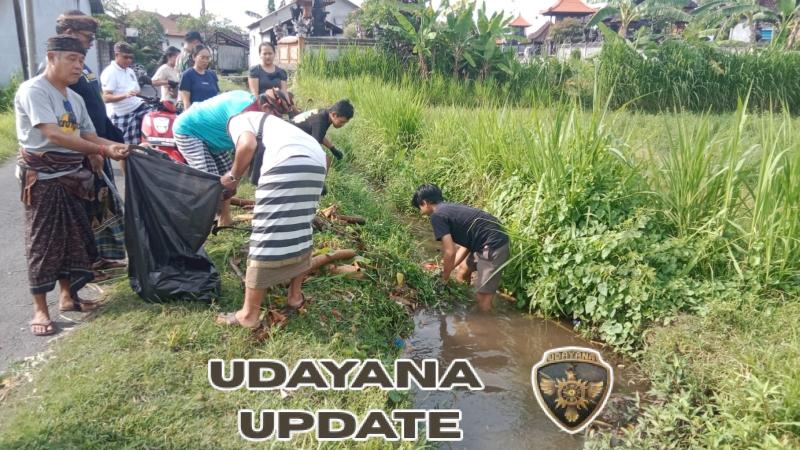 Babinsa Kusamba Pelopori Gotong Royong Pembersihan Aliran Sungai