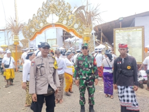Wujud Kepedulian Babinsa Tegal Tugu dalam Mendukung Kelancaran Upacara Adat