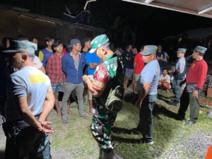 Tingkatkan Keamanan, Babinsa dan Satlinmas Gelar Patroli Malam di Desa Mas