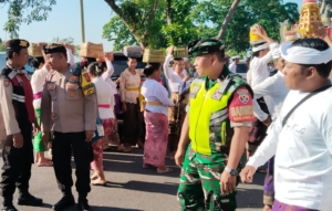 Sinergi Babinsa, Bhabinkamtibmas, dan Pecalang Sukseskan Ngusaba Desa di Petak