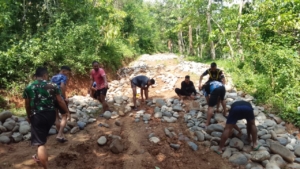 Semangat Gotong Royong Warnai Kegiatan TMMD ke-126 Kodim 1612/Manggarai di Desa Rado