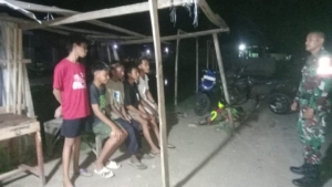 Babinsa Kandai Satu Gelar Patroli Ronda Malam, Ajak Pemuda Jauhi Miras dan Narkoba