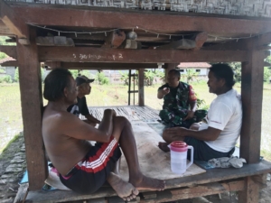 Melalui Komsos, Babinsa dan Perangkat Desa Munduk Bestala Sepakat Jaga Kondusivitas Wilayah