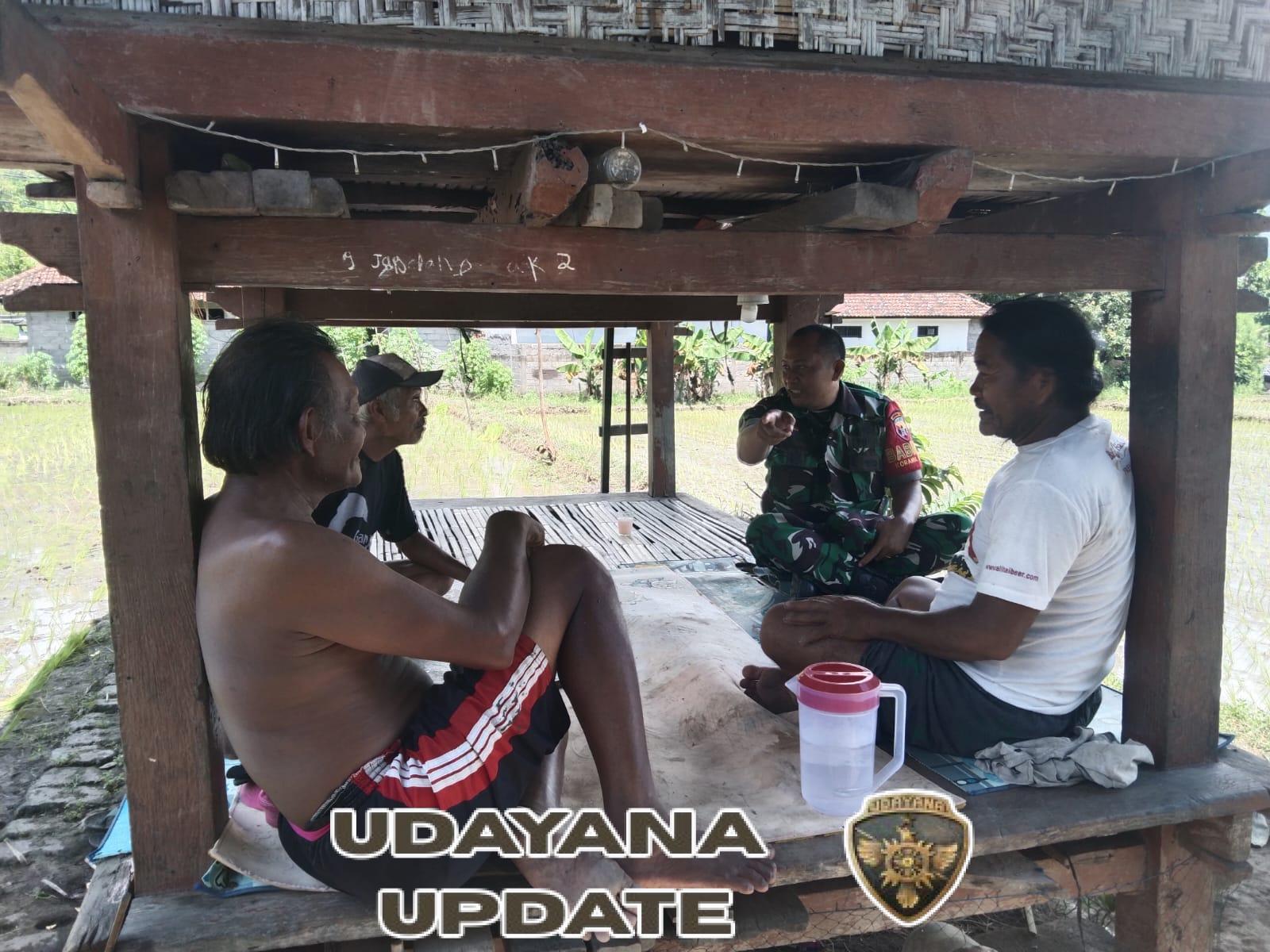 Melalui Komsos, Babinsa dan Perangkat Desa Munduk Bestala Sepakat Jaga Kondusivitas Wilayah