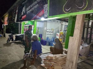 Babinsa Ingatkan Warga Poto Tano untuk Terus Jaga Keamanan Lingkungan